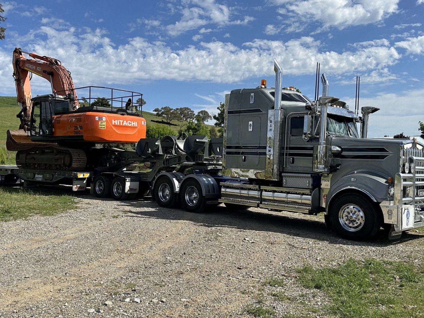 Oxley Hitachi excavator on a Kenworth float