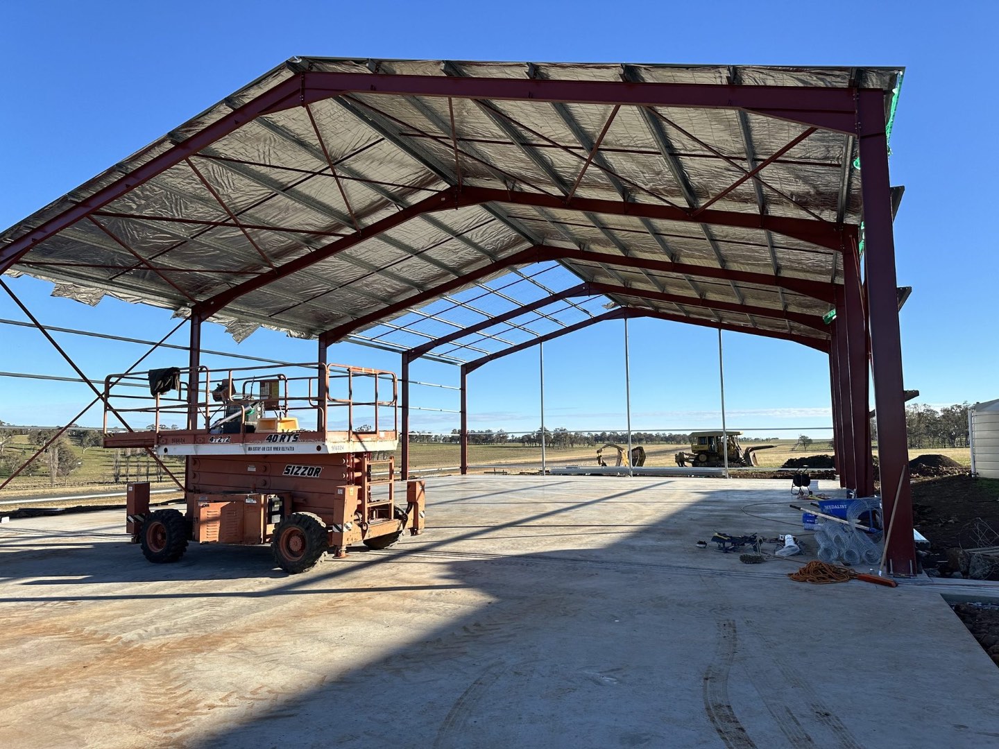 Roof sheeting under way from the scissor lift