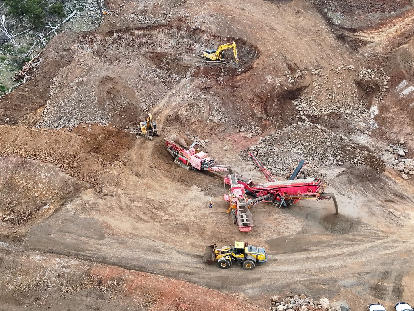 Crusher, screen and loader from above