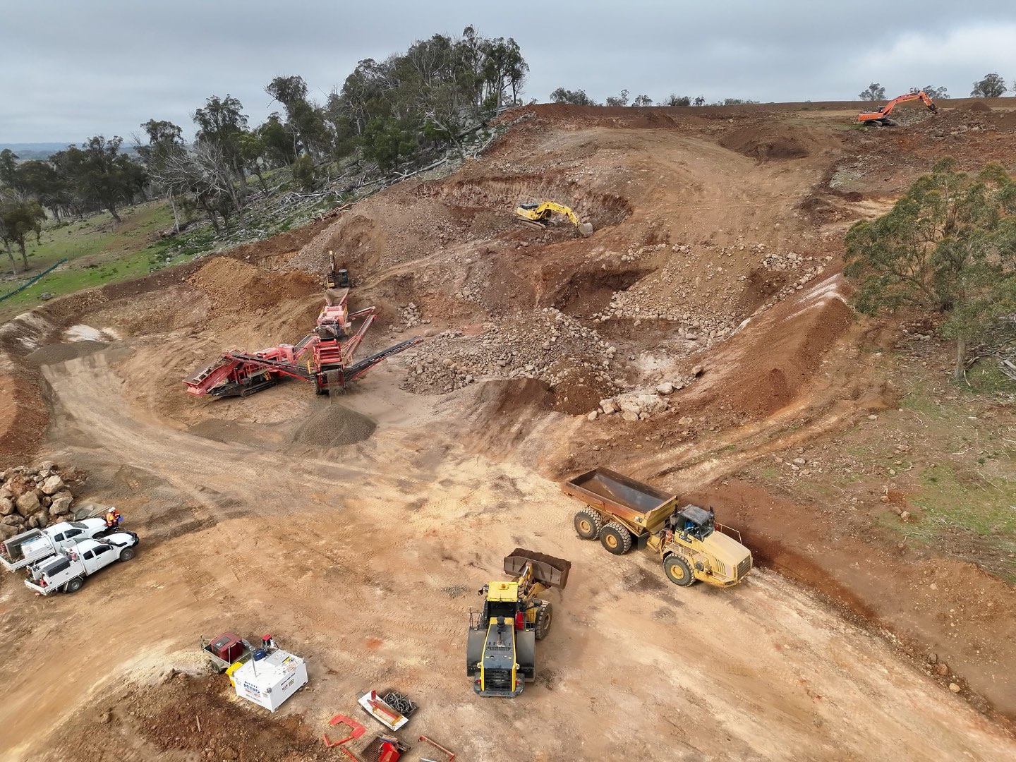 Loader and articulated truck at the processing pad